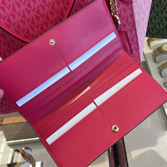 MICHAEL KORS
Reed Large Snap Signature Wallet
Electric Pink 
NWT - Picture 13 of 16